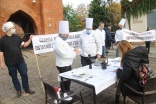 Protest kucharzy w Elblągu. Żadają wsparcia dla niszczonej branży